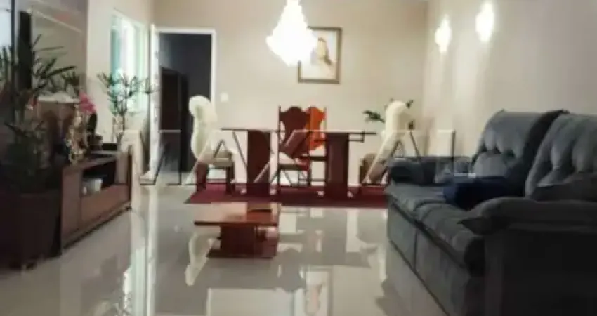 Sobrado na Parada Inglesa com 3 Suítes, 4 vagas de garagem e piscina, próximo ao metrô.