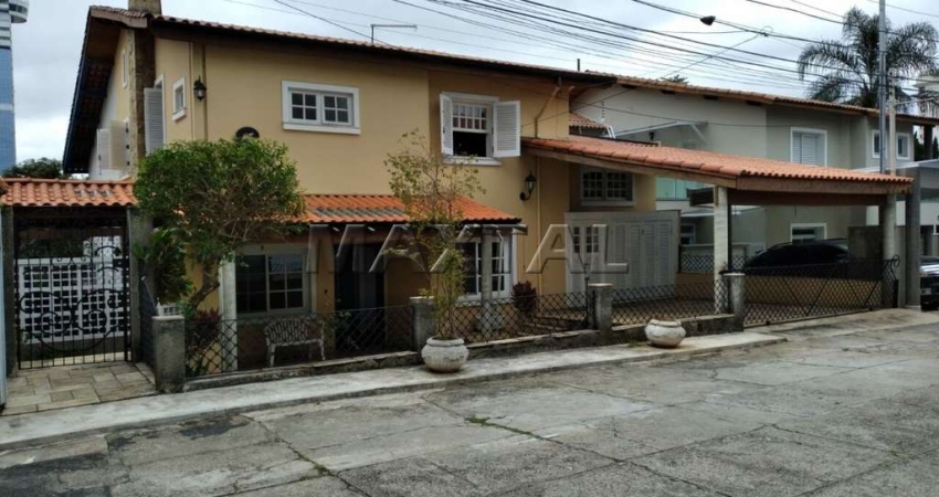 Casa em condomínio com 240m² , 3 dormitórios, 2 suítes, 5 banheiros e 5 vagas em Santana.
