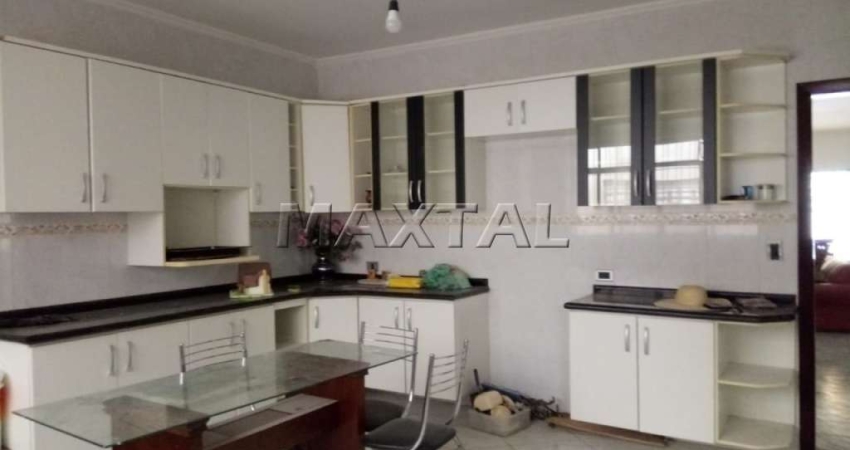 Casa de 270m² com 3 dormitórios, 1 suíte, sala, cozinha, lavanderia possui uma edícula e 5 vagas.