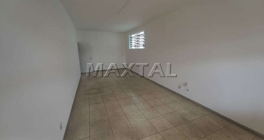 Sala na Avenida Imirim com 40m², toda em piso frio, banheiro, área de serviço coberta.