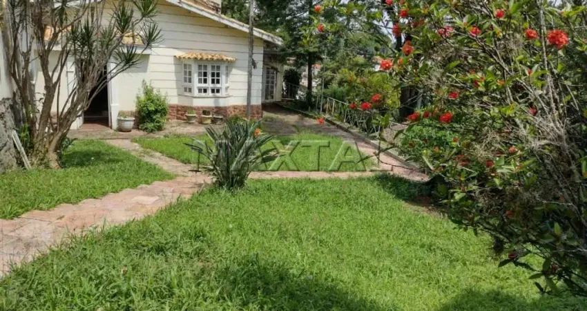 Vende-se chácara com 650m² , no Vila Irmãos Arnoni, com piscina, churrasqueira e garagem.