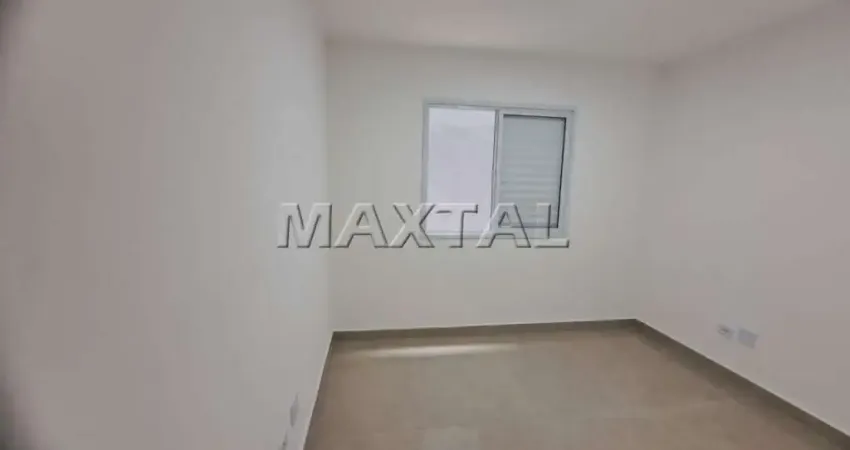 Apartamento com um dormitório, sala, cozinha , banheiro e claraboia.