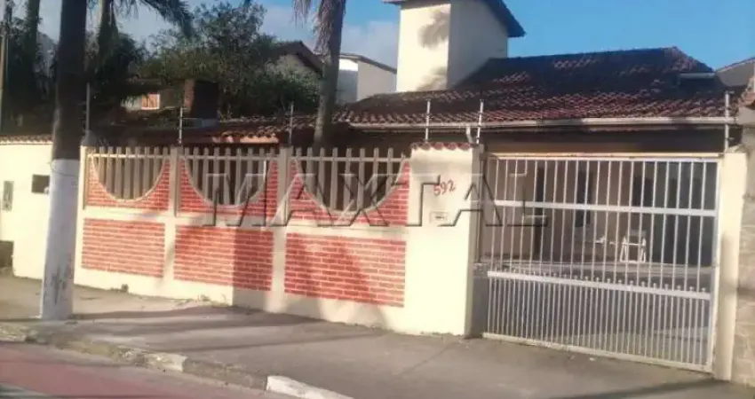 Casa à venda em Bertioga na Rua Oswaldo Cruz,  à 700 metros da praia,  com 3 suítes e 4 vagas.