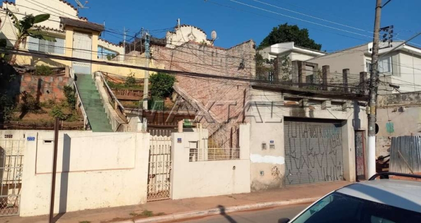 Terreno de 800m² situado em uma rua comercial na Água Fria possui 3 entradas, 5 casas, 2 vagas.