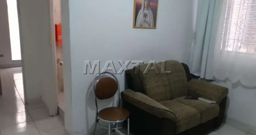 Apartamento no térreo à venda com 1 dormitório, sala, banheiro, e terracinho, em santana.
