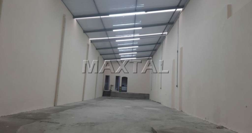 Galpão de  460m², piso superior e inferior, com banheiro, possuindo um galpão em baixo separado.