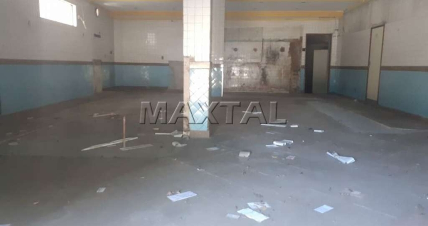 Loja de esquina para locação, com 15 metros de fachada, portas de aço.