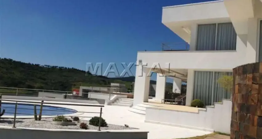 Casa alto padrão de  608m², 4 suítes, 12 vagas, piscina, pé direito alto e Porteira fechada.