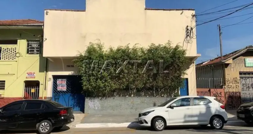 Predio comercial com varias salas multiuso, seis banheiros, piscina, área de serviço.