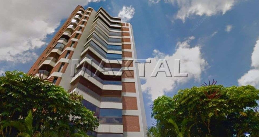 Apartamento com 4 dormitórios, 3 suítes, com varanda, uma sala ampla, piscina e lareira.