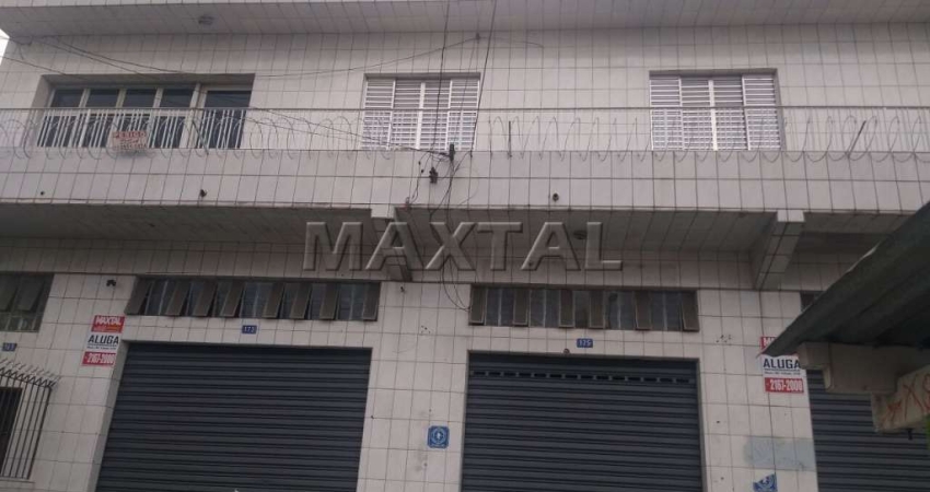 Prédio Comercial à Venda Itaberaba, com casa de 3 quartos e 3 lojas, com garagem.