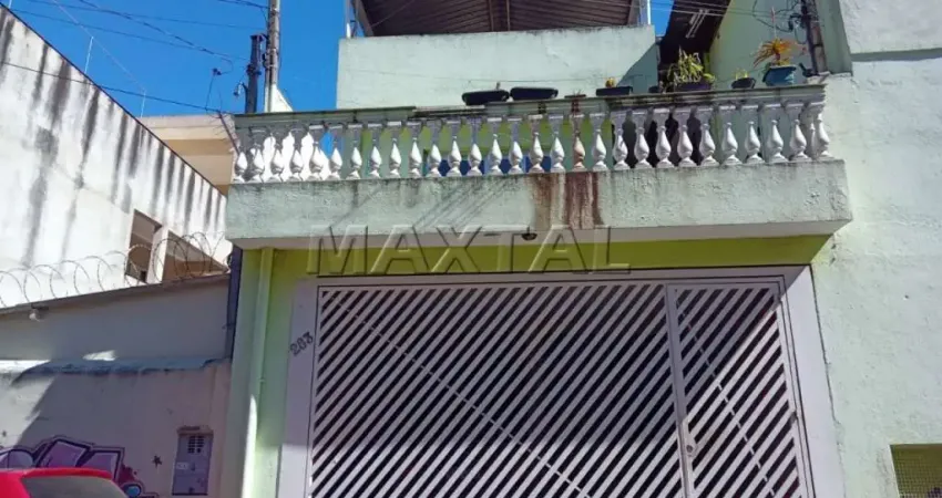 Sobrado à venda com 3 dormitórios, 2 vaga de garagem, sala de jantar, sala de estar e terraço.