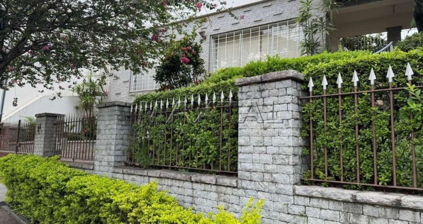 Casa à venda no Barro Branco à 50 metros da Av. Cantareira, com 3 dormitórios e 4 vagas.