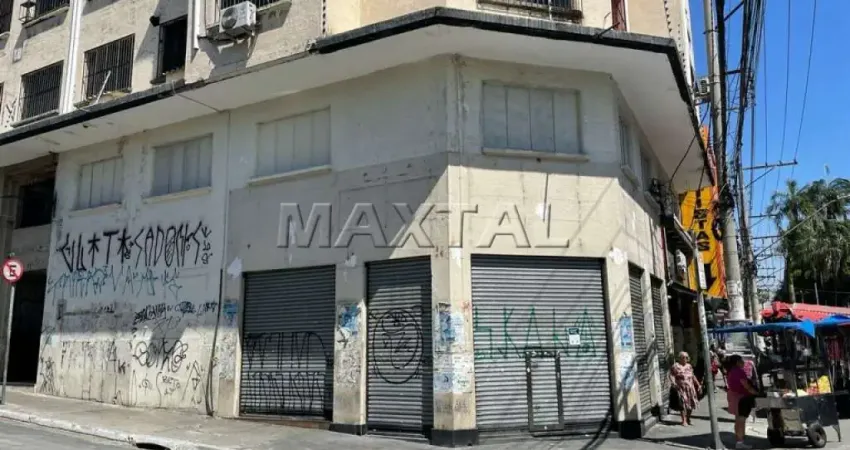 Loja de esquina na Penha, com 160m² mais estoque com total 340m², 2 vitrines, na Zona Leste.