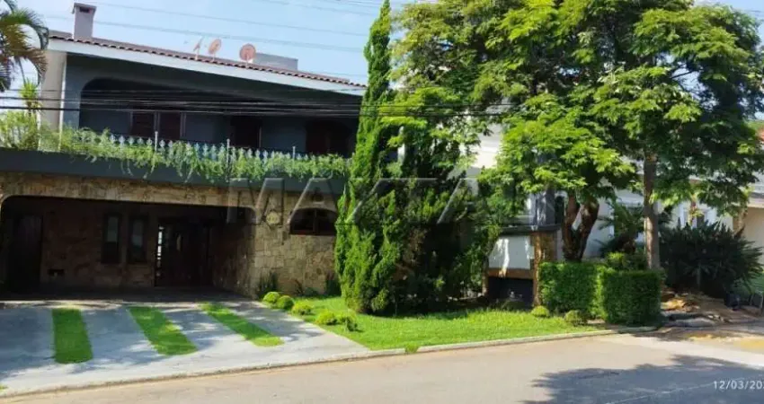 Casa em condomínio com 3 dormitórios, sendo 1 suítes, 6 banheiros, 4 vagas próximo  Centro comercial