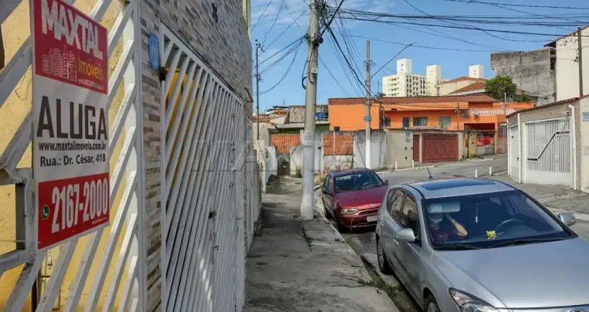 Casa para alugar com 2 dormitórios, sala, cozinha conjugada e lavanderia. Vila Gustavo.