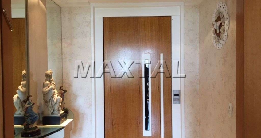 Apartamento 2 unidades  unificadas,  possuí 214m², 4 suítes, 3 salas, 6 banheiros e 4 vagas.