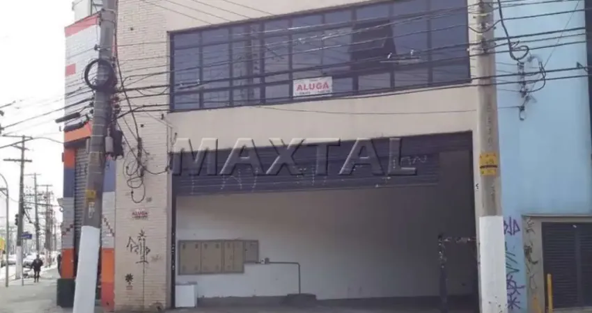 Galpão à venda 650m², 1km do Metro Brás e Mooca. Vão livre 450m², 2 andares e 4 banheiros.