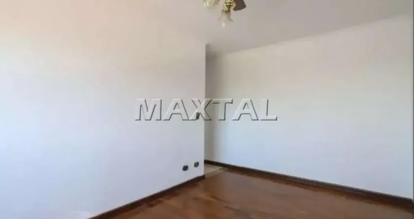 Apartamento com 2 dormitórios com armários, sala, cozinha com armários, banheiro e vaga.