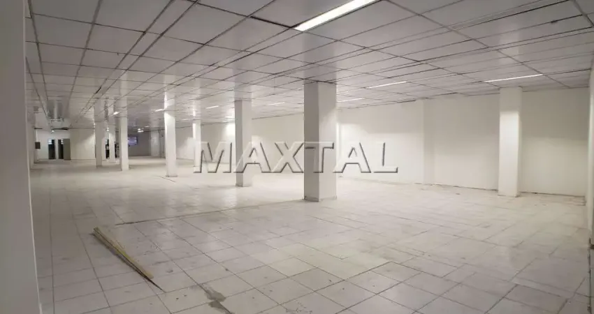 Loja no centro comercial de Santana com 590m², toda em piso frio, 4 banheiros,