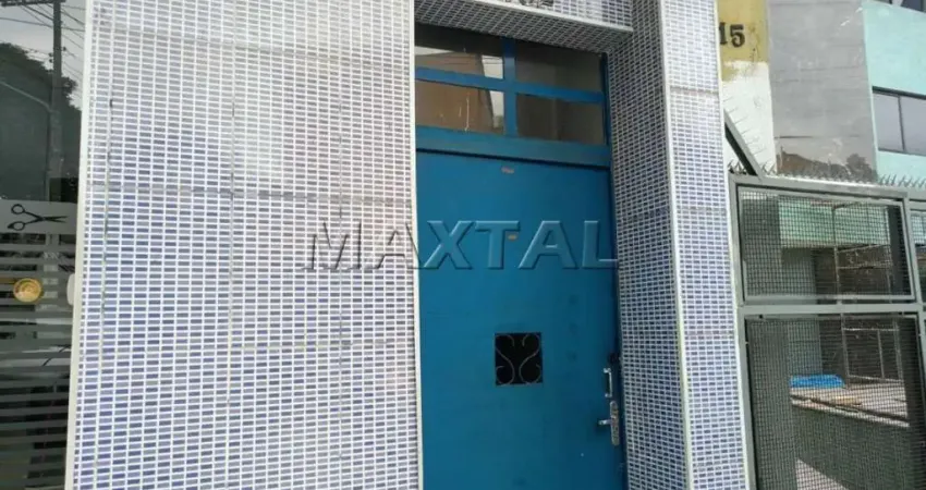 Casa com 1 dormitório, 1 sala com 70m², com edícula. Localizado na Santa Teresinha!