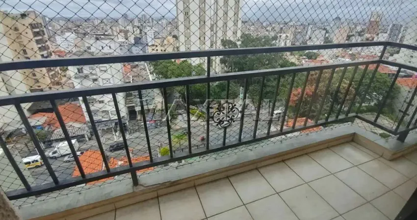 Apartamento com três dormitórios, uma suíte, cozinha americana, lavabo, varandas e vaga fixa.