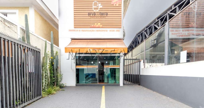 Ponto comercial de 182m² na Augusto Tolle com 4 banheiros e recuo com 2 vagas, em Santana.