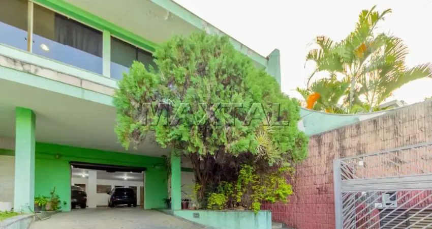 Casa à venda na Vila Monumento. 361m² de Área Útil. 49m². 4 quartos, 2 suítes e piscina.