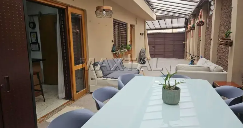 Casa para locação com 3 dormitórios, 1 suíte com closet, 2 banheiros, 3 vagas. Em Santana.