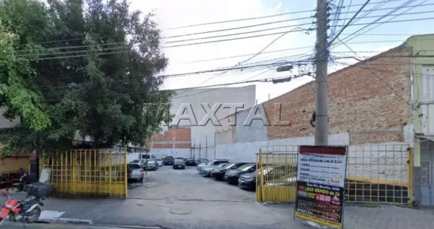 Terreno à venda com 400m² de área total e 9,00m de frente, no bairro do Brás.
