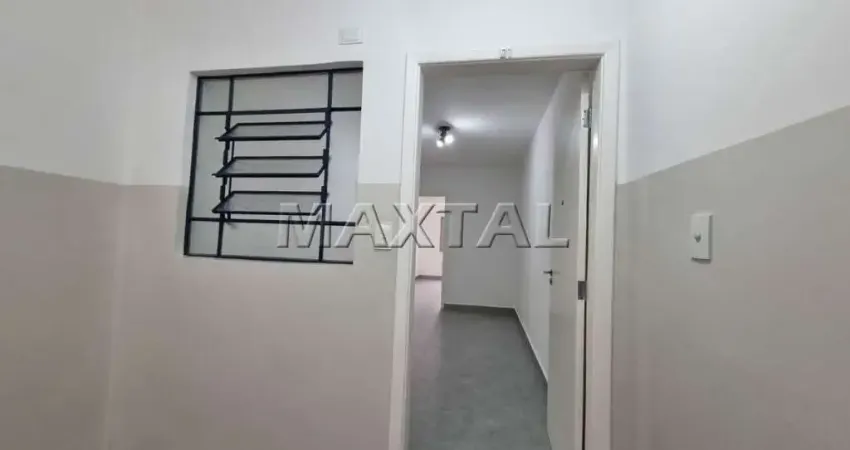 Apartamento reformado com 80m². tendo 2 Quartos, sala, cozinha, banheiro e área de serviço.