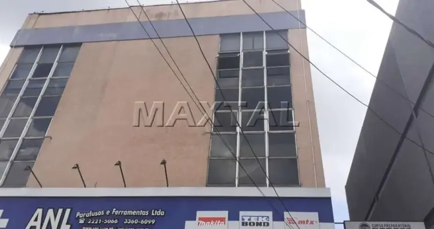 Prédio comercial na Avenida Cruzeiro do Sul, próximo ao Metrô, transporte público.