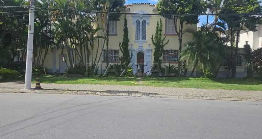 Casa à venda com 237m² com 9 salas, 6 banheiros, 7 vagas, no Jardim Paulista.