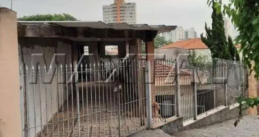 Casa à venda na Água Fria, de 270m². Com 5 dormitórios, 1 suíte, 4 banheiros e 2 vagas.