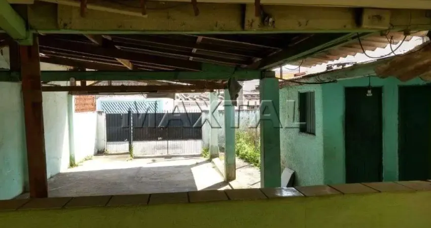 Casa à venda, de 240m², com 2 dormitórios e 2 vagas de garagem, no Parque Peruche.