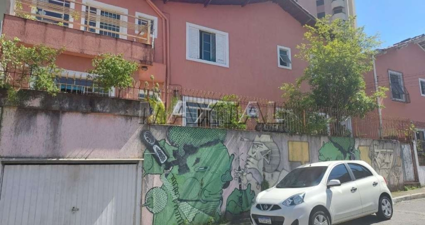Sobrados comerciais em esquina com 225m², na zona norte com 6 salas, 4 vagas. Imóveis com renda.