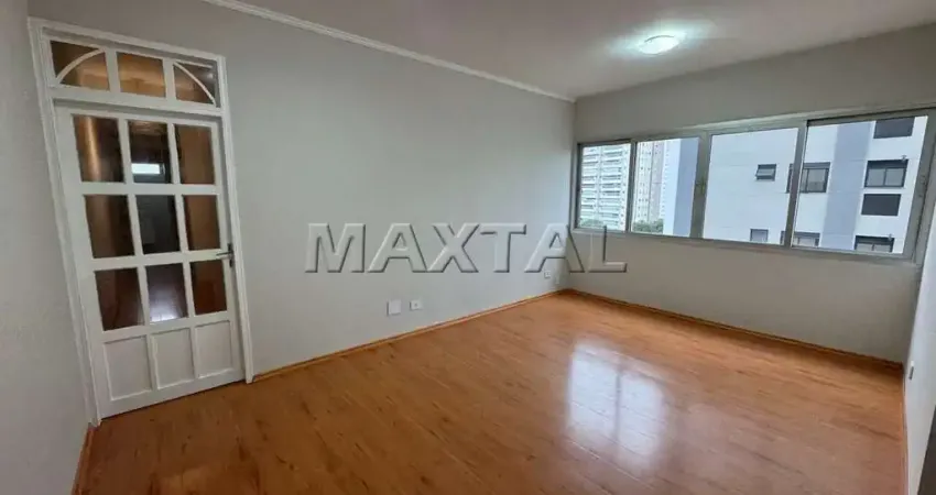 Apartamento com 3 dormitórios, sala ampla, cozinha e área de serviço, uma vaga coberta de garagem.