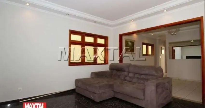 Sobrado à venda de 288m², com 3 dormitórios, 1 suíte e 2 vagas, no Chora Menino.