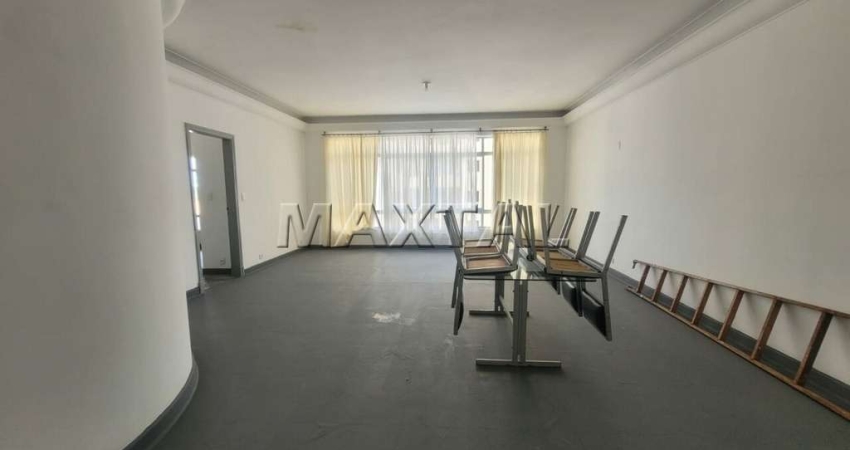 Sobrado Residencial ou Comercial em Santana com 5 dormitórios, 4 banheiros e 4 vagas.