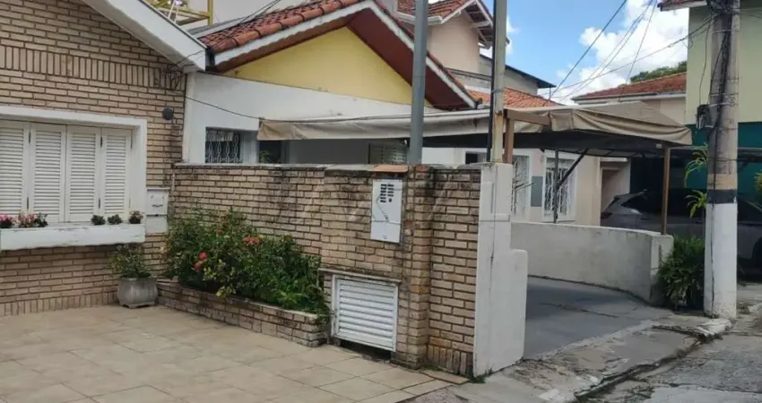 Casa térrea de vila com 2 dormitórios e 2 vagas totalmente reformado, na região da Brás Leme.