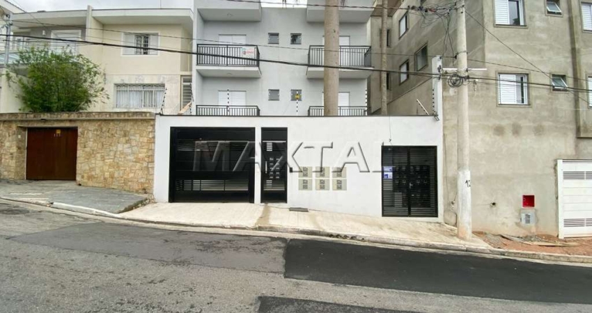 Apartamento para locação no Parque Mandaqui, 34m² com 1 dormitório, sala, sacada, cozinha e 1 vaga.