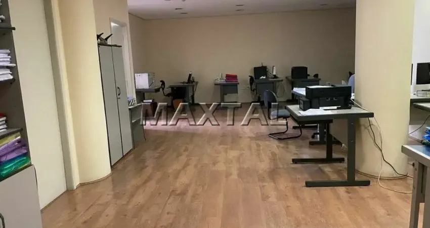 Conjunto comercial totalmente mobiliado, com escritórios completos e 1 vaga.