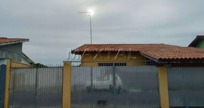 Casa à venda em Bragança Paulista com 3 dormitórios, sendo 1 suíte e garagem com 10 vagas.