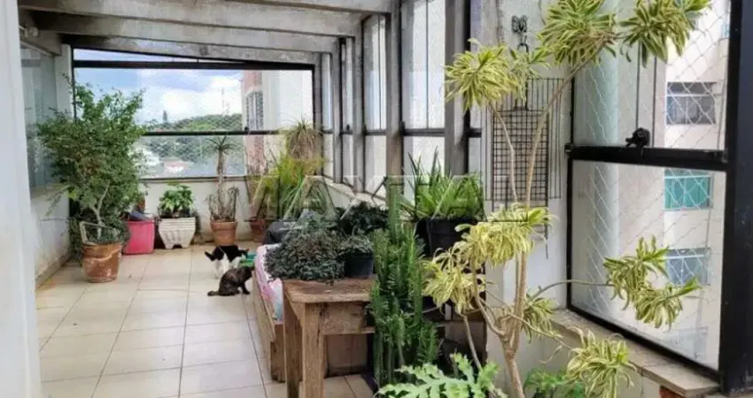 Apartamento Duplex Cobertura, com 3 dormitórios, 1 suíte, salas,  Copa e Cozinha e uma vaga.