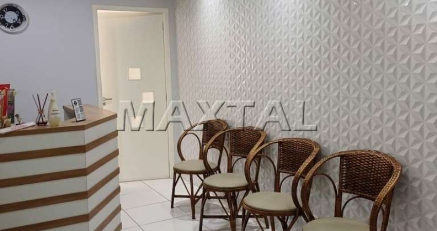 Sala comercial na Água Fria, com ampla sala, dois banheiros e vaga coberta de estacionamento.
