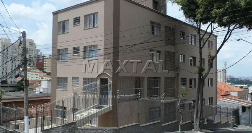 Apartamento em Santana com 2 dormitórios, sala, cozinha, banheiro e vaga de garagem.