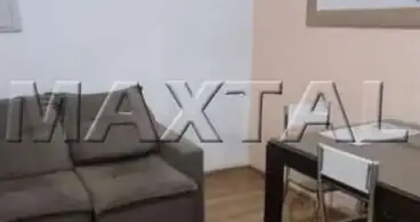 Apartamento no Jardim São Paulo com dois quartos, cozinha, sala e área de serviço.