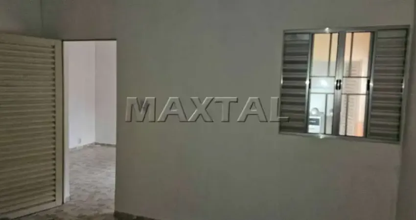 Casa de fundos para locação de 70m², com 2 quartos e vaga na Vila Romero.