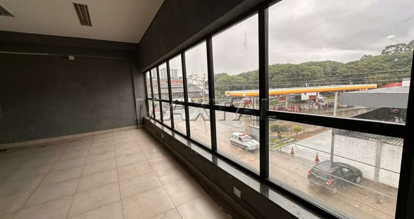 Galpão para locação de 550 m², com 4 banheiros, na Vila Guilherme, com 2 andares.