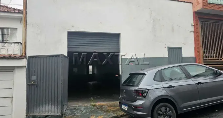 Galpão para locação de 240m², com 2 banheiros, na Vila Medeiros.